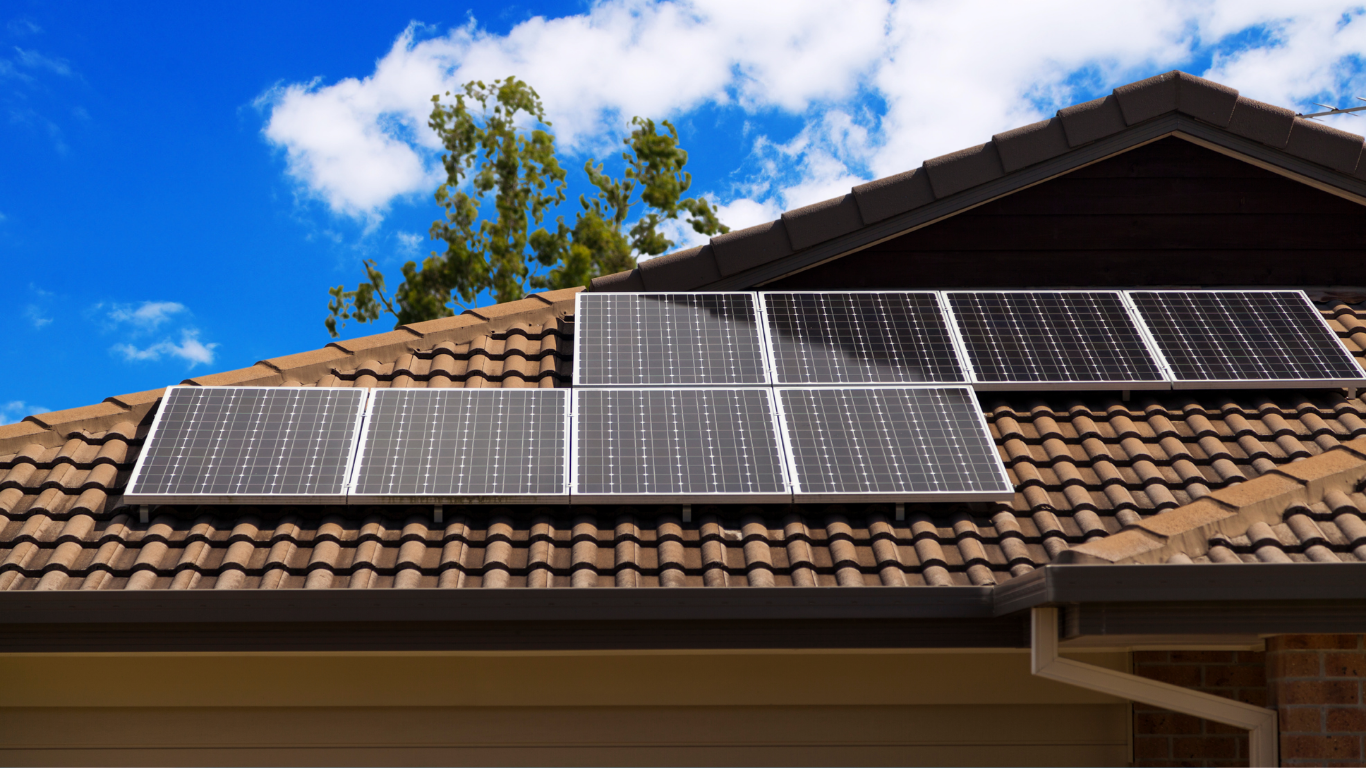 Vista de Tejado de Casa con Placas Solares Instaladas - Dream and Build