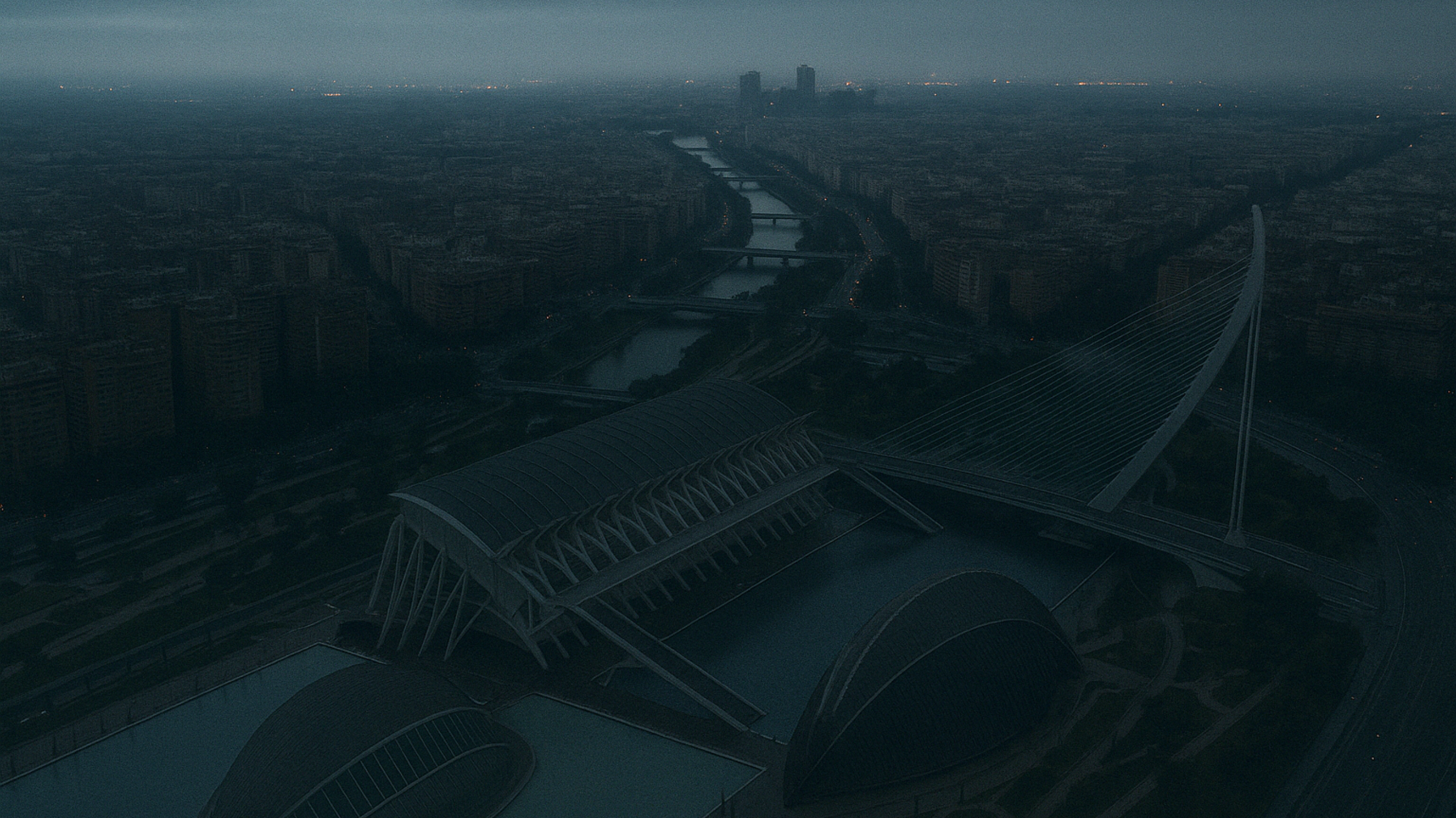 Fotografía aérea de la Ciudad de las Artes y las Ciencias en Valencia, con el puente de l’Assut de l’Or y el antiguo cauce del río Turia durante apagon 